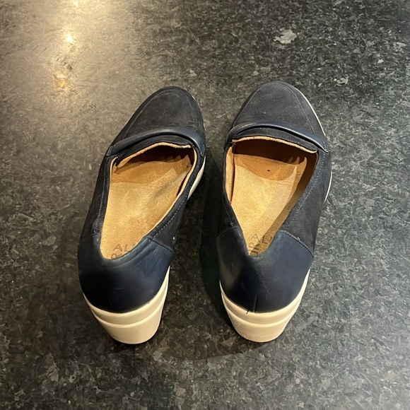 Naturalizer Women's Navy Samara Loafers - Picture 3 of 10